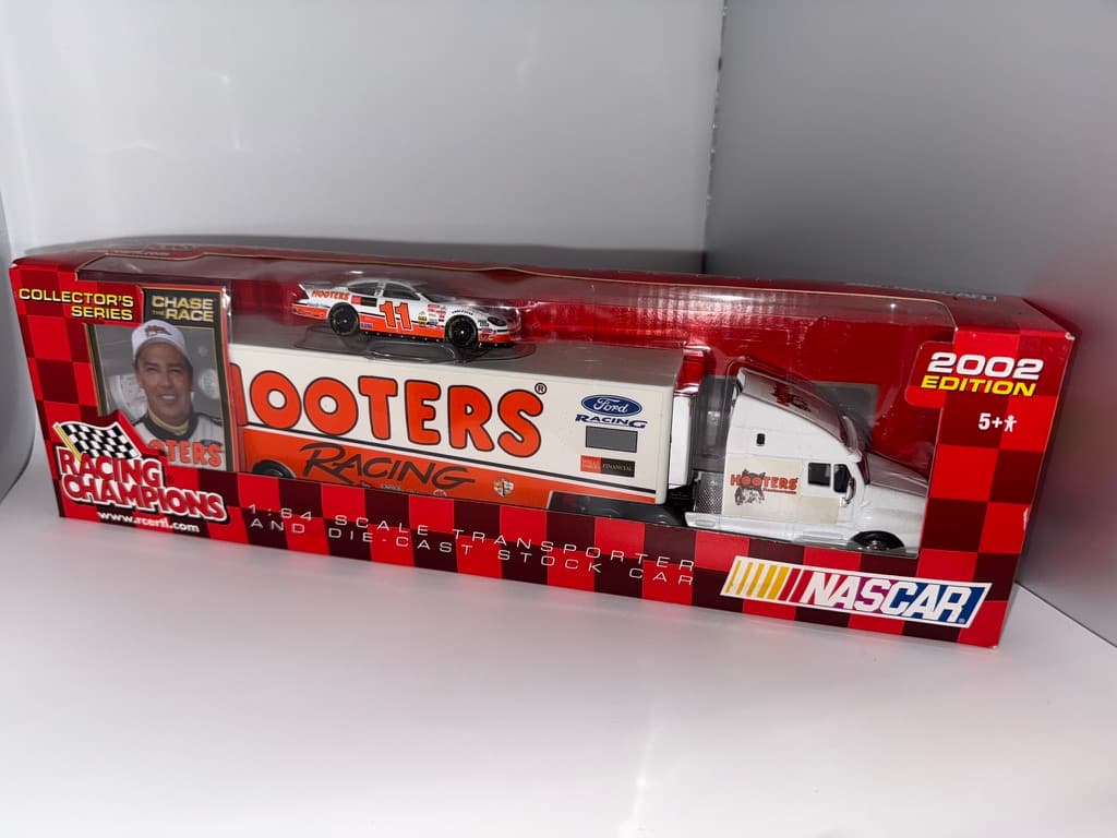 2002 Hooters NASCAR Diecast Truck & Trailer 1:64